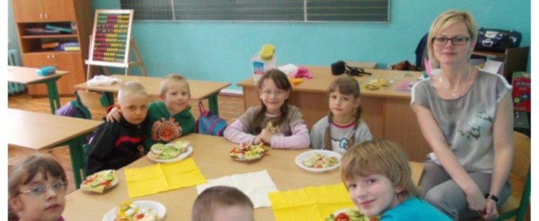 Powiększ obraz: Uczniowie z wychowawcą oraz przygotowanymi kanapkami